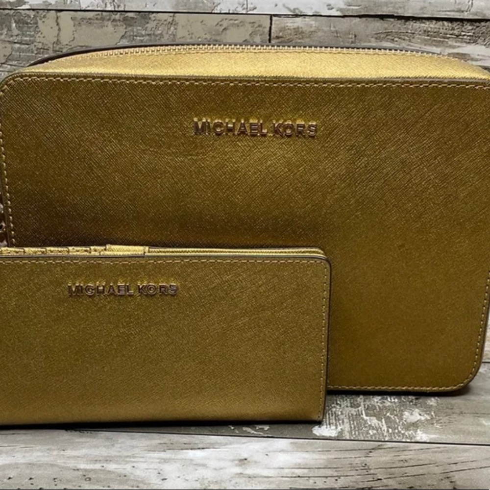 Michael Kors Crossbody with wallet